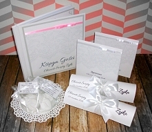 Zestaw na chrzest: biel, szarość i odrobina pudrowego różu :)
Zaproszenia, podziękowania oraz księga gości

Masz pytania? Pisz!
kraina_czarow@interia.pl