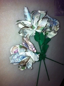 To są kwiaty z banknotów do...