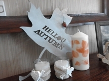 Metalowy jesienny liść wykonany z kawałka blachy pomalowany białą farbą, nadaje romantycznego klimatu zwłaszcza w blasku świec.