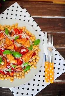 Pilaw (pilaf) z ciecierzycą i kurczakiem, danie jednogarnkowe