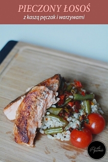 Pieczony łosoś z kaszą pęczak i warzywami. Kliknij w zdjęcie i zobacz przepis.