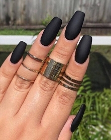 Czarny Manicure w 17 Odsłonach – Najmodniejsze Inspiracje na Czarne Paznokcie - więcej inspiracji po kliknięciu w zdjęcie