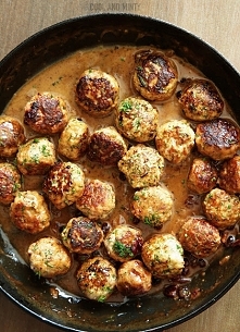 KLOPSIKI Z KOPERKIEM I SOSEM ŻURAWINOWYM