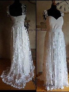 Ślubna sukienka Pani Gabrieli. Gładka satynowa góra w połączeniu z koronkowym dołem. Brzeg sukni wykonczony ozdobną kantą.