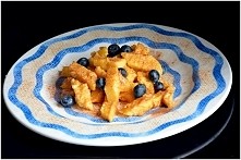 Słodkie kopytka z polenty:

Przepis podstawowy.
250 g kaszy kukurydzianej (kupuję specjalną do polenty, lekko podgotowaną)
1 l zimnej wody
50 g zimnego masła
1 czubata łyżka pła...