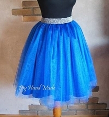 Spódnica tiulowa o rozkloszowanym kroju. W talii srebrna mieniąca się guma.