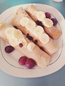 Urodzinowy obiadek naleśniki z serkiem, bananem i gruszką :)