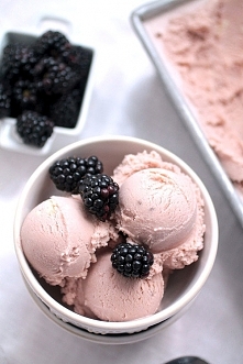 Lody malinowe z jeżynami