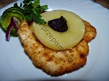 Filet z kurczaka z ananasem i śliwką

Składniki:
4 filety z kurczaka
4 krążki ananasa
4 suszone śliwki
2 jajka
4 łyżki mąki
sól pieprz
bułka tarta
olej

Wykonanie:
umyte flety z...