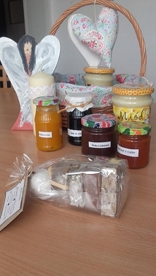 W podziękowaniu. Folkowy kosz z pysznym miodem prosto z pasieki, sok z czarnego bzu, śliwka w czekoladzie, dżem z dyni, ketchup z cukini, pachnące mydełka a tego wszystkiego pil...