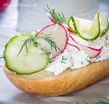 Kanapka z twarożkiem, ogórkiem i rzodkiewką