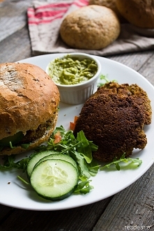 Burgery z brokuła, tofu i miso