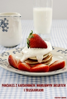 Pancakes z kardamonem, jogurtem waniliowym i truskawkami