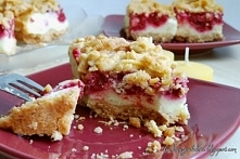 Kruche ciasto z budyniową pianką z malinami