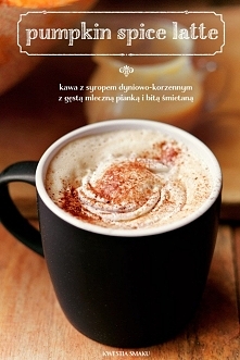 SKŁADNIKI

 2 PORCJE
4 łyżki syropu korzenno-dyniowego
2 podwójne espresso
250 ml mleka
SYROP, OK. 180 ML
1/2 szklanki wody
1 łyżeczka imbiru w proszku
1 łyżeczka cynamonu w pro...