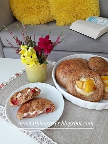 Pełnoziarniste orkiszowe drożdżówki - przepis 
myownpleasures.blogspot.com