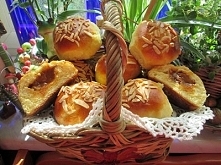 bułeczki maślane z krówka . ½ torebki suszonych drożdży ½ szklanki mleka 2 łyżki cukru 25 dag maki 2 żółtka jaja ¼ kostki masła 1 cukier waniliowy masa krówkową migdały do dekor...