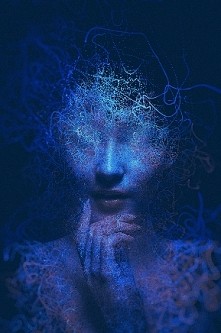 To nie ona...

To nie ona — to obłok lekki i rumiany

Przesunął od zachodu przez mirtowe ściany.

 

To nie ona — to biały gołąbek po błoni

Przeleciał do swej cichej w dąbrowie...