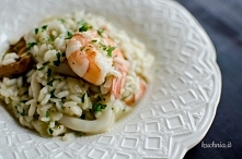 risotto z owocami morza

 2 porcje
Składniki:

    150 g krążków kalmarów
    6-8 świeżych krewetek
    10-14 świeżych małży w muszlach
    100 ml białego, wytrawnego wina
    1...