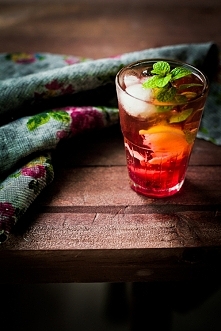 Sok malinowy z kostkami lodu, cytrynką i miętą