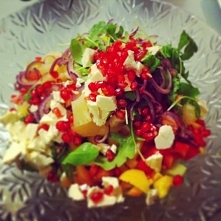 Wielokolorowa sałatka z rukolą, fetą i granatem