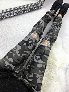 Spodnie z dziurami. Idealne do swetrów i bluz. Jeansy w kolorze moro, pięknie podkreślają nogi. Mocny, gruby materiał.