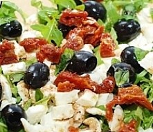 SAŁATKA Z MOZARELLĄ, POMIDORAMI SUSZONYMI I OLIWKAMI Składniki: 5 g Bazylia, świeża 5 g Mięta pieprzowa, świeża 6 g Miód pszczeli 6 ml Ocet winny, balsamiczny 20 ml Oliwa z oliw...