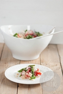 SAŁATKA Z QUINOA I SZPARAGAMI