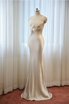 piękna skromna suknia