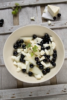 SAŁATKA OWOCOWA Z OWCZYM SEREM