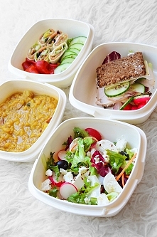 Dzisiejszy set. Box 1. Sałatka z kozim serem,rzodkiewka,pomidor,oliwa z oliwek,oliwki. Box 2 Grochówka, Box 3 tortilla z łososiem,guacamole,oliwkami,papryka pieczona,ogórek Box ...