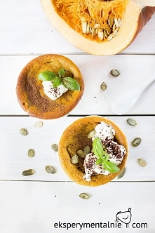 Ciasto dyniowe z orzechami i bita śmietaną