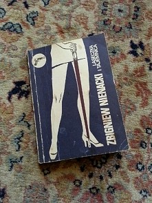 "Laseczka i tajemnica" - "Powieść kryminalna, której akcję zapoczątkowuje dokonany przez dziennikarza Henryka przypadkowy zakup oryginalnej laseczki palisandrowej...