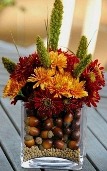 Inspiracja na jesienny wystrój do pokoju. Ślicznie się prezentuje i jedynie co trzeba kupić to wazon, resztę ozdobi wszystko co przynosi nam pani jesień :)