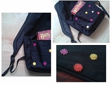 Mój pomysł na ozdobienie plecaka :)
Kolorowe kwiatki kupicie w pasmanterii w formie "tasiemek", są naprawdę niedrogie. Wystarczy je porozcinać i przyszyć (lub przyklei...