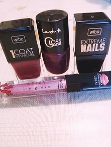 Dzisiejszy zakup w rossmanie :) Do jutra -49% na lakiery i pomadki do ust uwielbiam te promocje! Błyszczyk już miałam okazję kupić i jest świetny z ekstraktem z papryczki chilli...