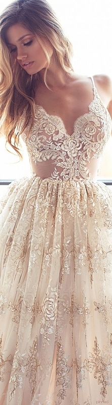 aaaww bardzo mi się podoba!
Ze względu na przezroczyste wstawki suknia dla odważniejszych:) Koronki nigdy nie wyjdą z mody! Kolor trochę inny od tradycyjnej bieli, odpowiedni dl...