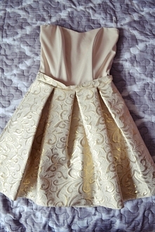 Sprzedam złotą sukienkę. NIENOSZONA, całkiem nowa. Rozmiar S. Cena: 110 zł + 10 zł wysyłki.