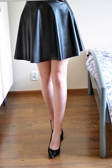 Sprzedam rozkloszowaną spódniczkę z materiału skóropodobnego. Rozmiar S. Cena: 35 zł + 8 zł wysyłki.