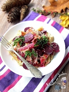 Pełnoziarniste penne z burakami i szynką