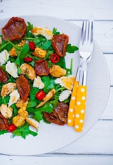 Sałatka z grillowanymi piersiami kurczaka, suszonymi pomidorami i ciabattą