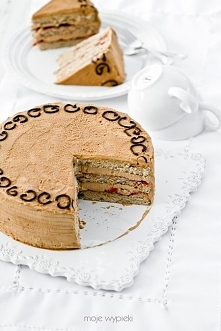 KAWOWY TORT ORZECHOWY Z MALINAMI