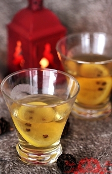Grzaniec z Whisky. Składniki dla 4* osób, czas przygotowania około 15 minut:

4 plasterki cytryny
12 goździków,
obrana skórka z połowy cytryny
2 łyżki stołowe syropu klonowego,
...