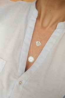 Długie, srebrne naszyjniki ...