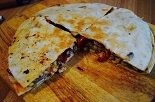 Tortilla z kurczakiem i warzywami.