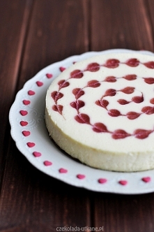Walentynkowy sernik z malinami na czekoladowym spodzie