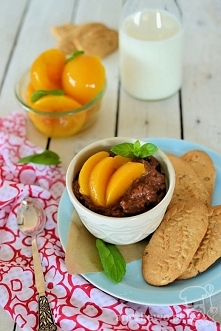 Czekoladowy pudding ryżowy z brzoskwiniami