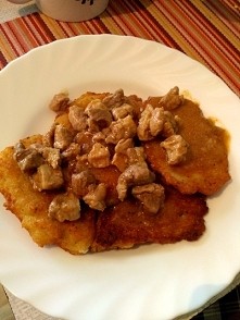 Placuszki ziemniaczane z gulaszem na poprawę humoru po uczelni :)