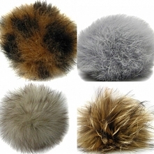 Co sądzicie o pomponach z futerka? Chciałby byście zobaczyć w ofercie czapki z takimi pomponami? Wolicie sztuczne czy pompony naturalne(z lisa bądź jenota).