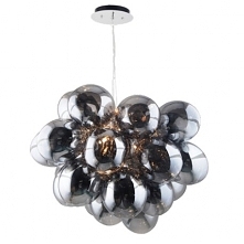 Duża, wisząca lampa, której kształt nawiązuje do dojrzewających w słońcu winogron. Piękne szklane kule odbijają światło na setki stron, przez co pomieszczenie uzyskuje dodatkowy...
